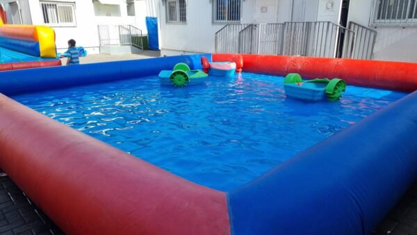 ⁦בריכה ענקית וסירות פדלים | השכרת מתנפח מים⁩ – תמונה ⁦3⁩